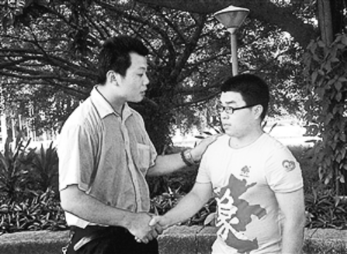 　王強(qiáng)（左）幫助的林富軍，今年考上了深圳大學(xué)。