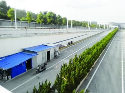 隧道內(nèi)堆放著大量生活用品。