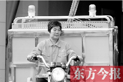 鄭州市金水區(qū)目前發(fā)放的第一批30輛新垃圾清運(yùn)車，已投入使用