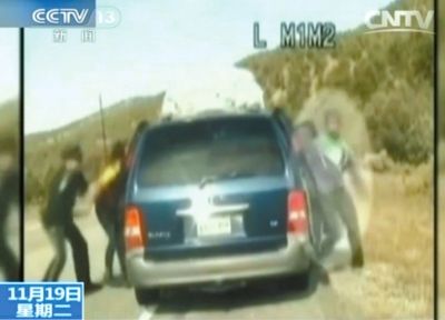 雷爾與警察爭執(zhí)，費(fèi)雷爾兒子下車試圖保護(hù)媽媽。