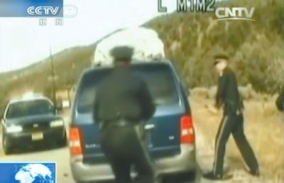 費(fèi)雷爾再次上車，警察拿警棍砸車窗。
