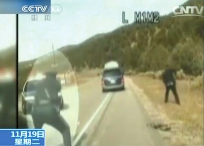 費(fèi)雷爾駕車逃走，警察連開數(shù)槍。央視截圖