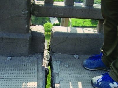 圖為大橋17號墩處橋面裂縫。梅建明 攝