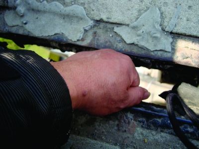 圖為大橋17號墩處橋面裂縫。梅建明 攝