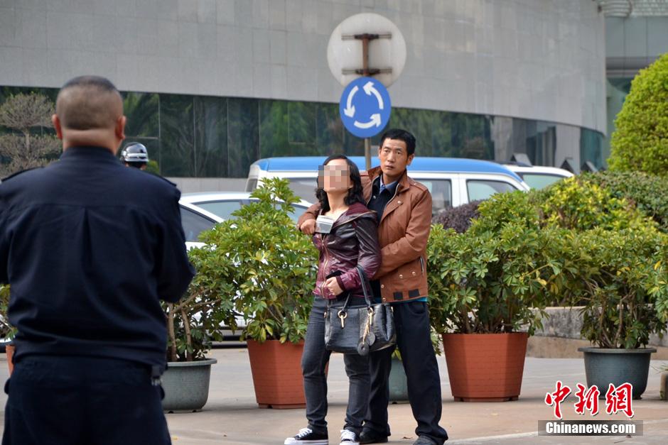 圖為劫持者與警方談判中。
