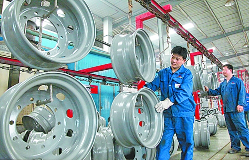 4月25日，許昌恒豐實(shí)業(yè)有限公司的員工正在生產(chǎn)重卡車輪。喬利峰 攝