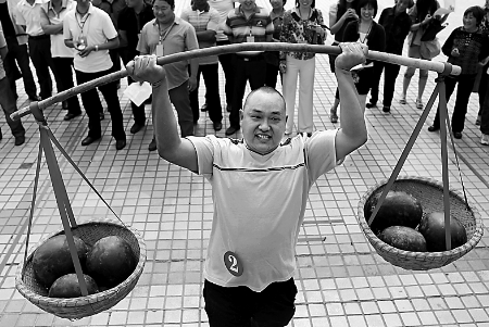 節(jié)會現(xiàn)場，一位瓜農正在表演西瓜舉重。