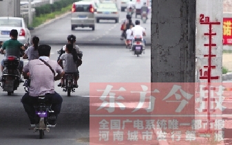 昨日，鄭州市航海路與京廣鐵路立交橋下，用紅線標(biāo)注的“水位警戒線”