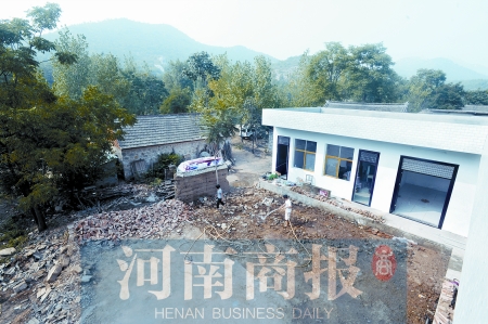 新校舍旁邊，是徐云玲和學(xué)生們用了多年的石頭校舍 河南商報(bào)記者 鄧萬里/攝
