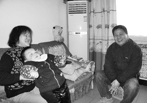 恩人找到了、飯碗保住了，張新明（右）與原竹青都開心地笑了。