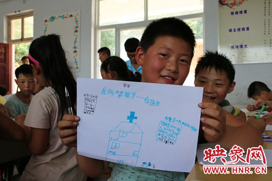在以“中國(guó)夢(mèng)”主題 的繪畫(huà)課堂上，孩子們寫(xiě)下了自己的夢(mèng)想