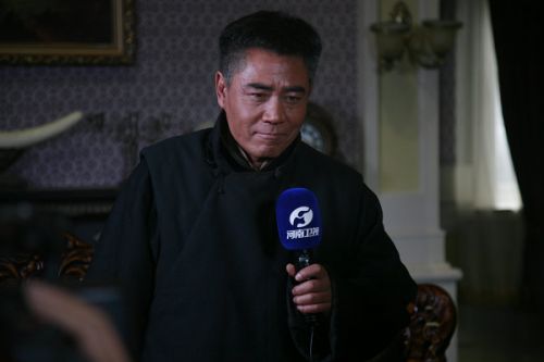 陳寶國接受河南衛(wèi)視專訪。