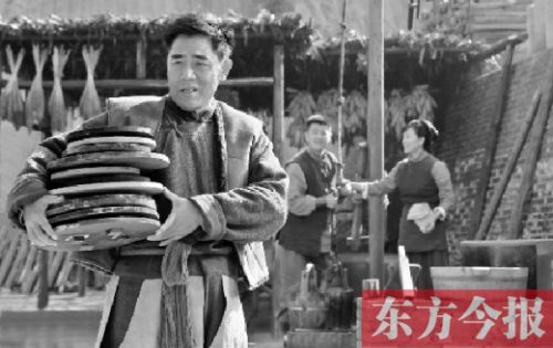 陳寶國(guó)在《大河兒女》中飾演男一號(hào)、燒制鈞瓷的手藝人賀焰生