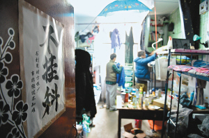寢室門上的招貼表達了學生們的愿望，其實不逃課、少逃課才是不掛科的保證