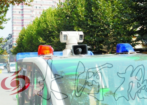 巡查車車頂裝有360度攝像頭,對路面違章停車行為抓拍取證。
