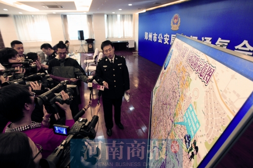 警方負責人向媒體介紹戰(zhàn)果，左上圖為警方繳獲的犯罪嫌疑人作案工具 記者 王春勝/圖