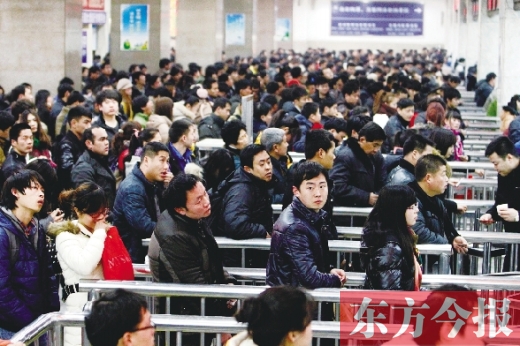 鄭州火車站迎來節(jié)后最后一波客流高峰。昨日，售票廳內(nèi)人頭攢動
