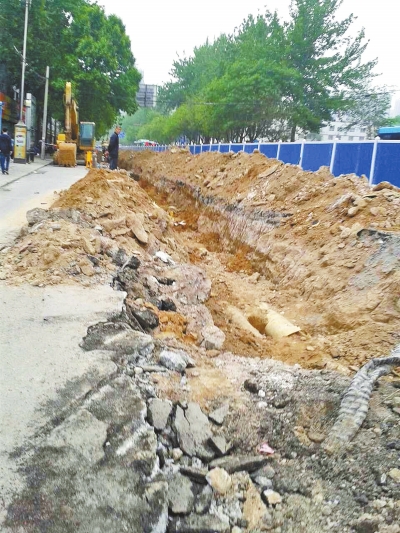 文化路大修改造工程，目前西半幅圍擋已基本鋪設(shè)到位。
