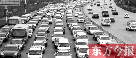 21日，鄭州市中州大道，大量擁堵的汽車將寬寬的道路變成“停車場”