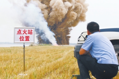 民警點火，引爆爆炸物品。