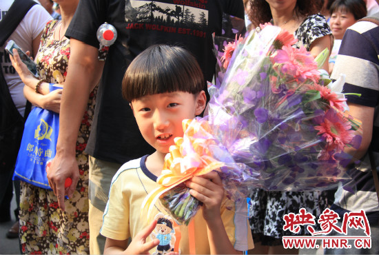 杜澤一直在考點(diǎn)門口等待表姐走出考場(chǎng)。