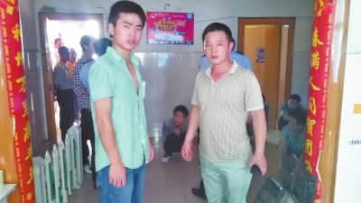 在吳文舉老師的幫助下，王強(qiáng)強(qiáng)（左）從傳銷窩點(diǎn)成功脫險(xiǎn)。