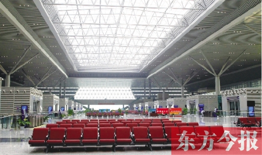 鄭州東站寬敞的候車大廳。未來(lái),鄭州南站建成后,規(guī)模將遠(yuǎn)高于鄭州東站