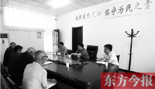 6月16日，幾位蘭考市民在向縣委副書記毛衛(wèi)豐反映問題。