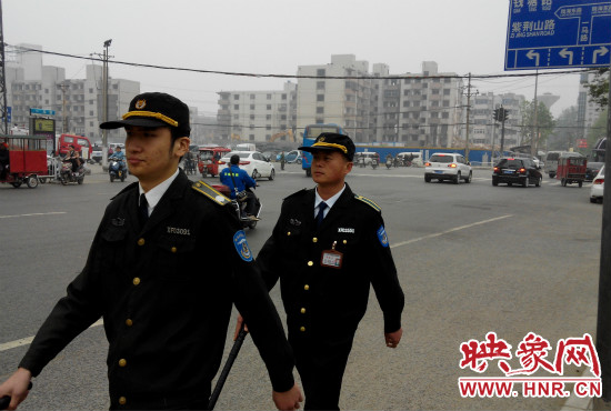 每天，老王的工作就是在火車站附近巡邏