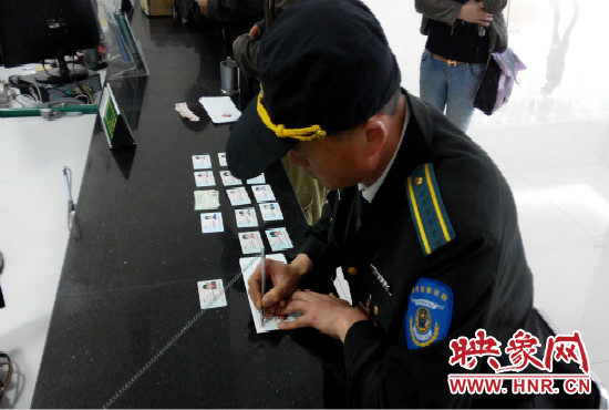 撿到的身份證，巡防隊(duì)員通常是自費(fèi)郵寄給失主。