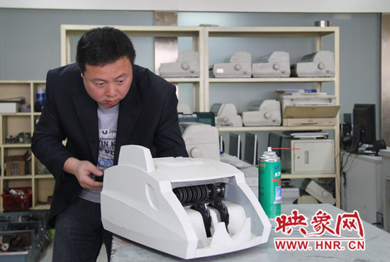陸涌每天的工作就是和機(jī)器“談心”、發(fā)現(xiàn)故障、修好它們。