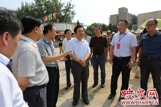 鄭州開展“送清涼”專項行動 關愛一線職工和農(nóng)民工