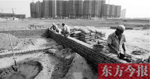 7月8日，鄭州市銀鶯路南端，一處新建的小學和中學剛剛開始動工