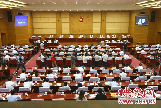 7月29日下午，河南省十二屆人大常委會(huì)第九次會(huì)議召開(kāi)關(guān)于職業(yè)教育專(zhuān)題詢(xún)問(wèn)會(huì)。