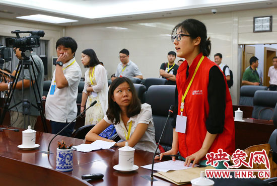 映象網(wǎng)記者就網(wǎng)友關(guān)心熱點(diǎn)問(wèn)題向省教育廳副廳長(zhǎng)尹洪斌提問(wèn)。