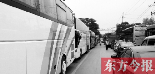 昨日，只能由東向西單行的鄭州市城南路上，闖進(jìn)了由西向東行駛的大巴車(chē)，造成嚴(yán)重交通擁堵
