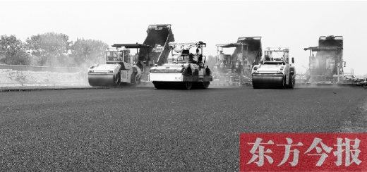 鄭州通航試驗(yàn)區(qū)上街機(jī)場的改擴(kuò)建工程正在緊張施工，寬闊的跑道已經(jīng)基本竣工