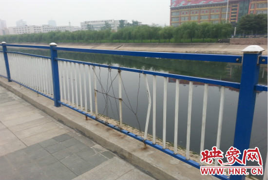 公園內(nèi)多個護欄中間的鋼筋條不翼而飛，僅僅是用幾根細細鐵絲纏住。