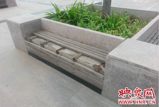 基礎(chǔ)設(shè)施破壞嚴重，一直無人修理。