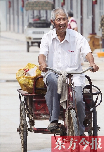 83歲的胡新有老人每天下午都騎著三輪車出門撿廢品，換的錢都捐了出去