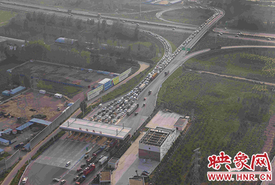 圖為鄭州環(huán)城高速航海路上下口，已經(jīng)出現(xiàn)車輛排隊情況。