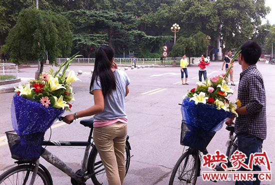 在鄭州大學南校區(qū)，有不少學生三五成群，手捧鮮花。