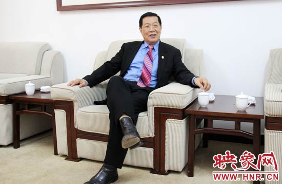 以精湛讀到的刑偵鑒識(shí)技術(shù)享譽(yù)國(guó)際的李昌鈺博士，被譽(yù)為“當(dāng)代福爾摩斯”。