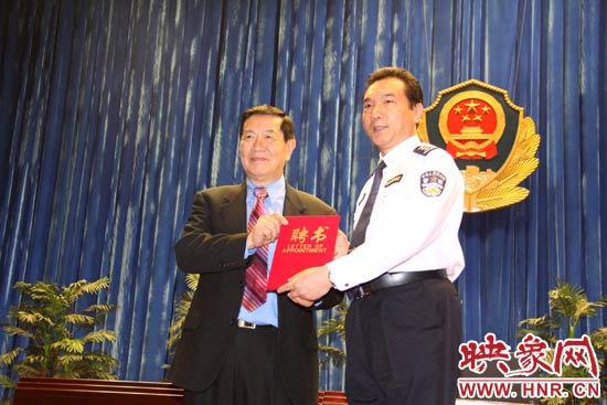 在歡迎儀式上，李昌鈺博士從鐵路警察學(xué)院院長(zhǎng)郝宏奎手中接過(guò)了客座教授的聘書。