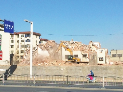 航海路秦嶺路口的閆垌村拆遷現(xiàn)場，看不到防塵措施。