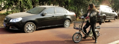 緊臨西三環(huán)一小區(qū)門口停的轎車，8輛車車胎被扎