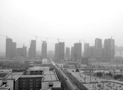 在鄭州市同一地點(diǎn)拍攝的照片，下為1月1日晴朗天氣，上為1月5日霧霾天氣。（拼接圖片）