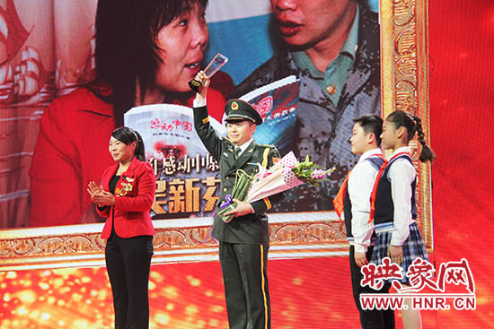 中國人民解放軍71352部隊19分隊管理員王留杰上臺接受頒獎。