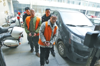 倆刑釋男子，冒充“富二代”，微信搜附近的人，專搶出入娛樂場所女性