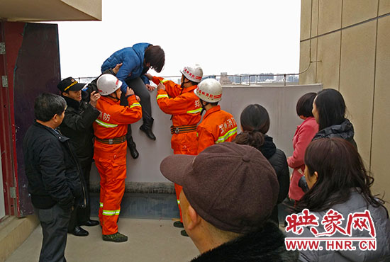 消防隊員和巡防隊員、民警將最后一名女子從樓頂救下。